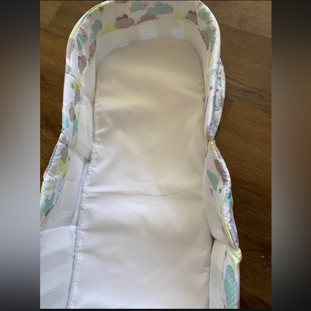 delight snuggling bassinet light used once no damage like new